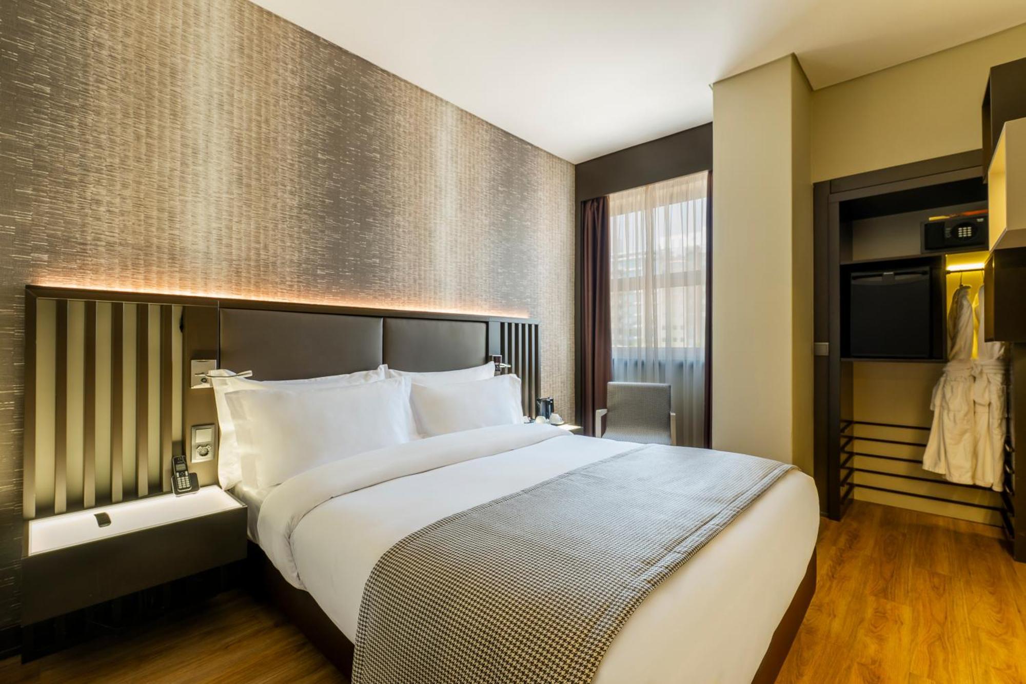 Deluxe Queen Room